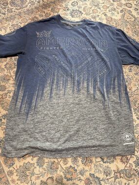 American Fighter Blue to Gray Ombre Graphic Short Sleeve Tee Size XL